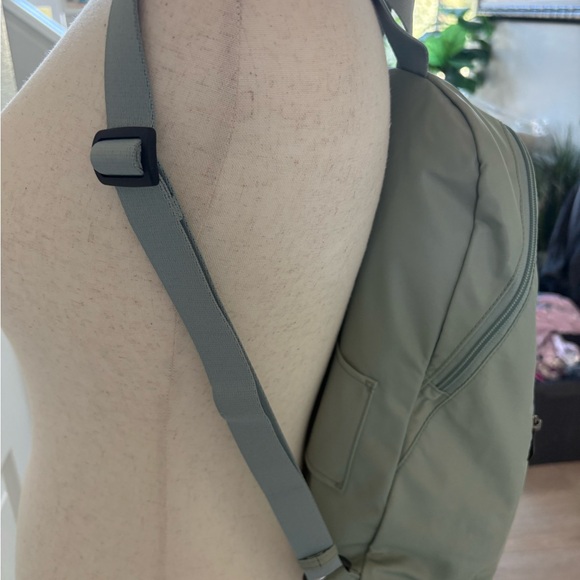 Tumi- lightweight flexible green backpack - Picture 3 of 7